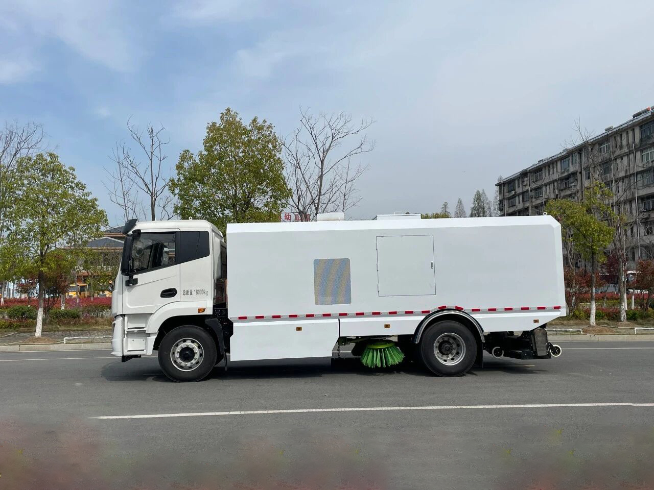 壹為18噸純電動掃路車